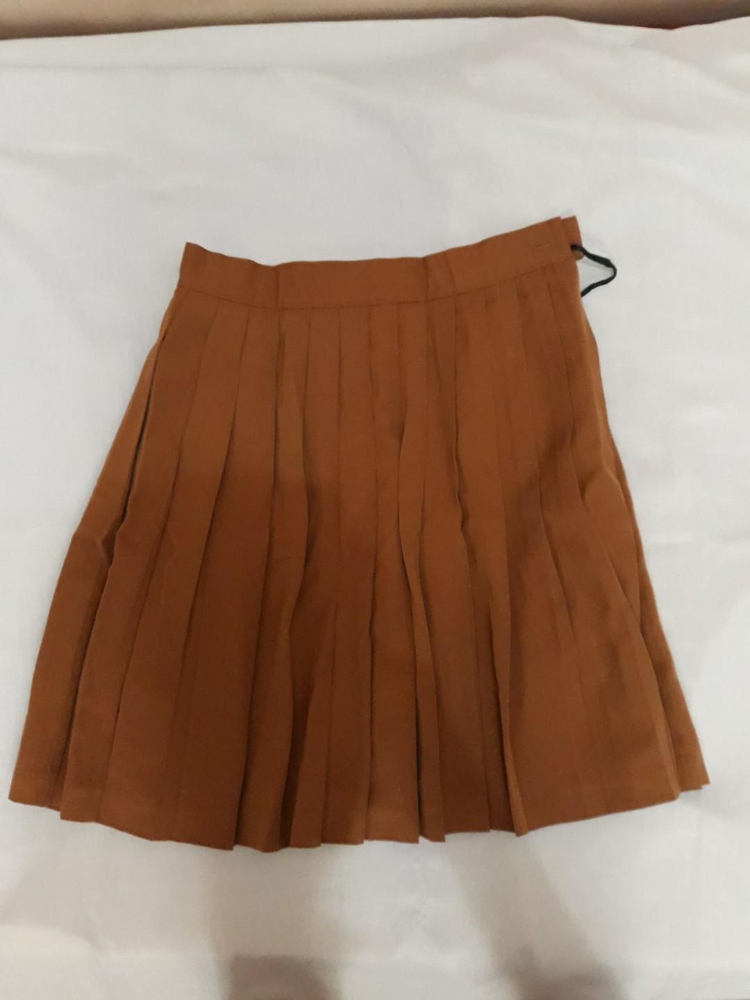 Brown electric splits skirt (Category: Skirts) located in Valenzuela. Submitted by edenrose06 (Listing ID 236728740, Image 2). Description: -Selling my pre-loved skirt for very affordable price! -Never been used -Electric splits -knee length #preloved #brownskirt #kneelength #brown #prelovedskirt #koreanskirt.