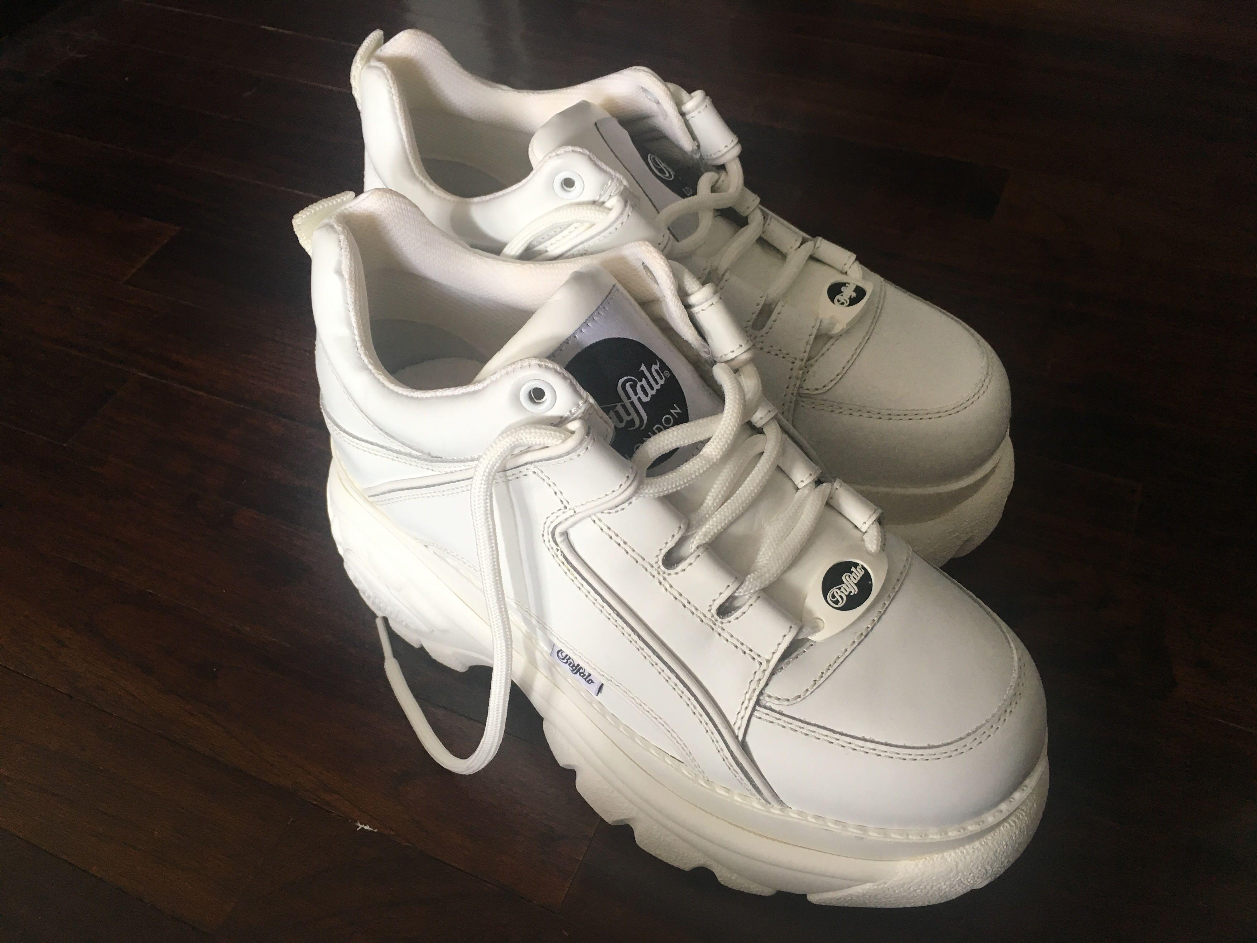 Buffalo london classic lowtop platform chunky trainers in white hot sale
