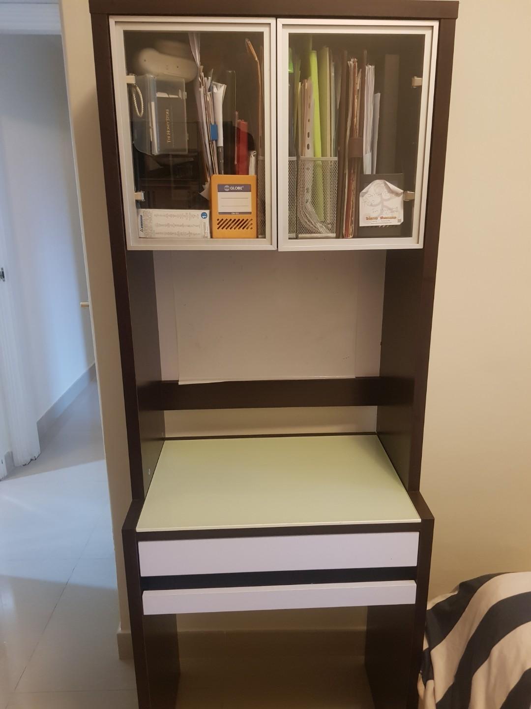 Compact and multi purpose Study Table （分類：桌子）位於 Hong Kong。 由 rk2314 提交（商品編號 236672230，圖片 1）。簡介： Super useful and very well designed study table. Great piece for tight houses in HK. I loved it and now letting go as we are moving Pick up in whampoa asap. No need to dismantlr. It easy and light to carry out.。