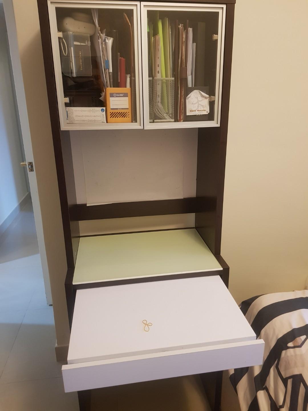 Compact and multi purpose Study Table （分類：桌子）位於 Hong Kong。 由 rk2314 提交（商品編號 236672230，圖片 2）。簡介： Super useful and very well designed study table. Great piece for tight houses in HK. I loved it and now letting go as we are moving Pick up in whampoa asap. No need to dismantlr. It easy and light to carry out.。
