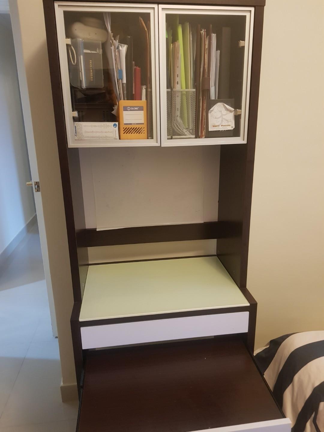 Compact and multi purpose Study Table （分類：桌子）位於 Hong Kong。 由 rk2314 提交（商品編號 236672230，圖片 3）。簡介： Super useful and very well designed study table. Great piece for tight houses in HK. I loved it and now letting go as we are moving Pick up in whampoa asap. No need to dismantlr. It easy and light to carry out.。