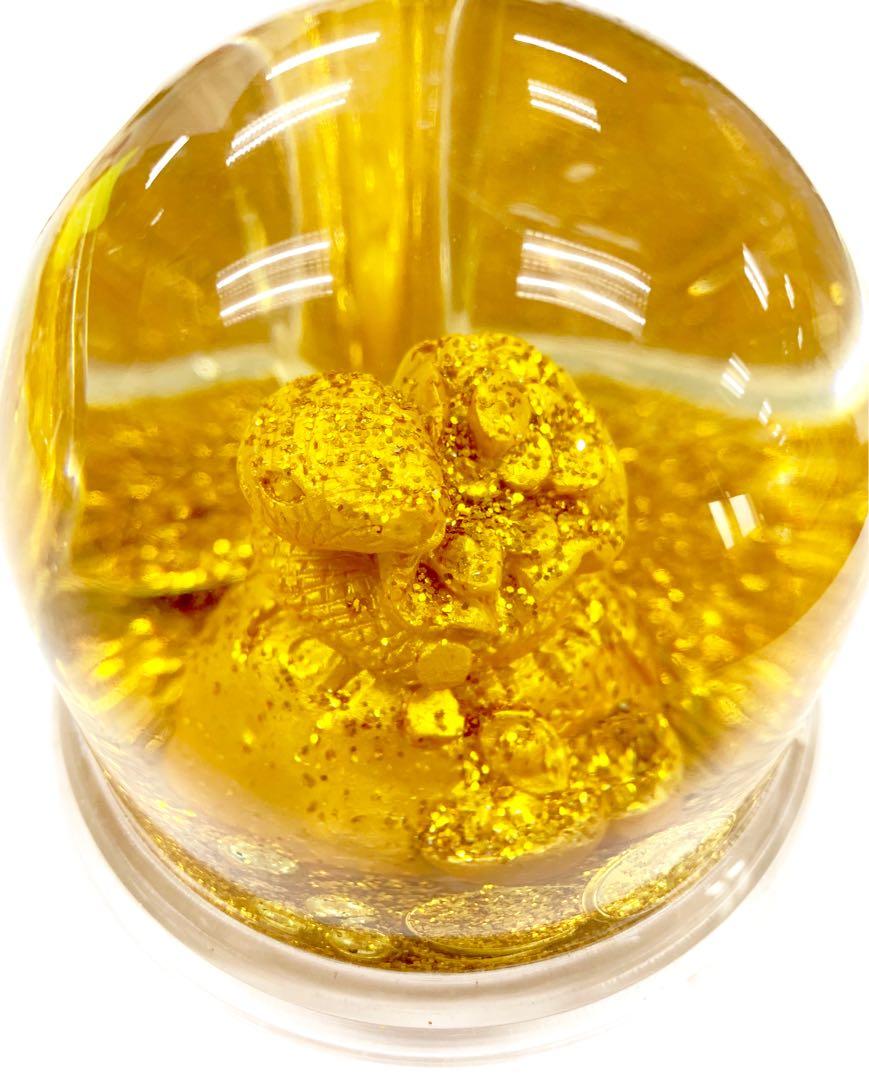 Gold Prosperity Snowglobe Pen Holder (Category: Other Home Decor) located in Quezon City. Submitted by supervalue88 (Listing ID 236674673, Image 2). Description: Upgrades any desk with gold accents. Perfect for home or office use! Base diameter: 85mm.