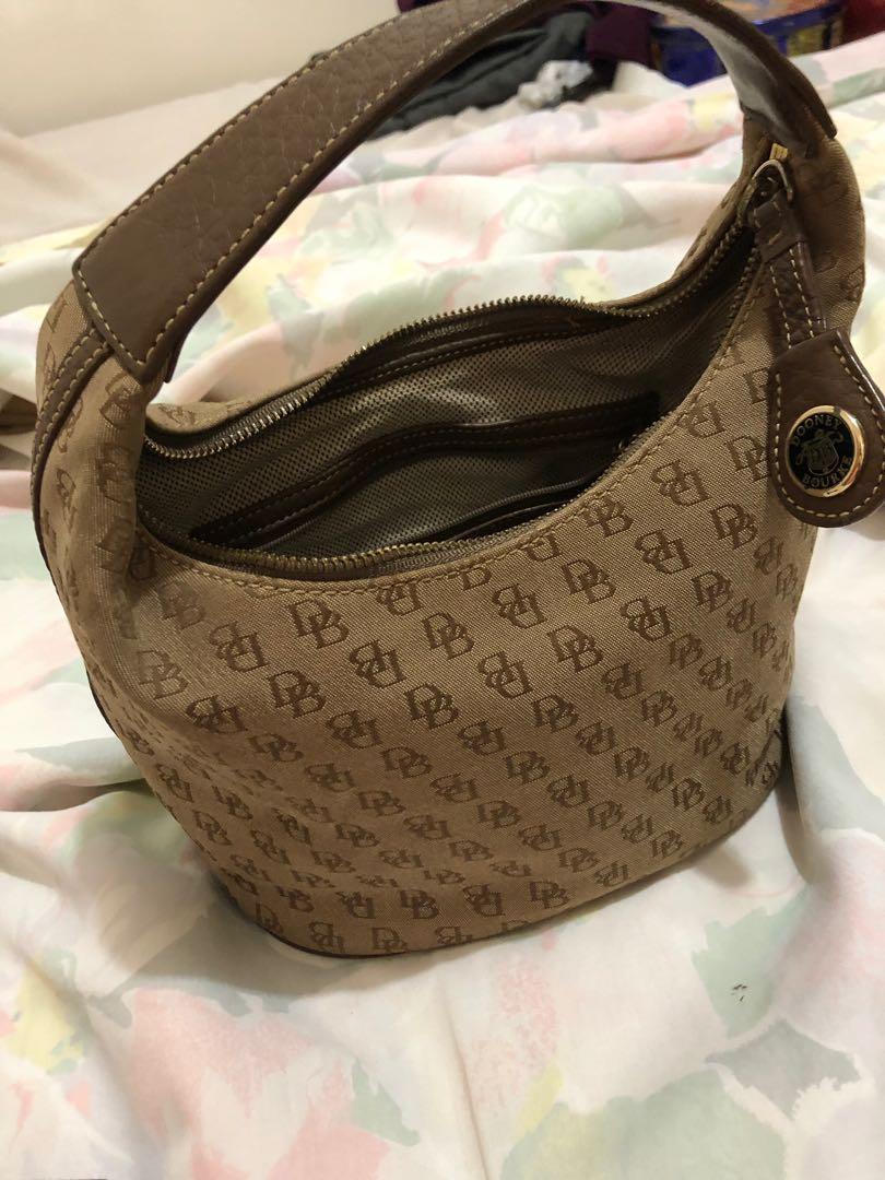 Hand bag (Category: Luxury Bags & Wallets) located in Paranaque City. Submitted by qtrendsglamour (Listing ID 236809807, Image 3). Description: Very nice classsy fashionable can be paired with any outfit, sneakers or sandals Small hand bag leather handle no to swap no meet up add SF MOP: BDO.