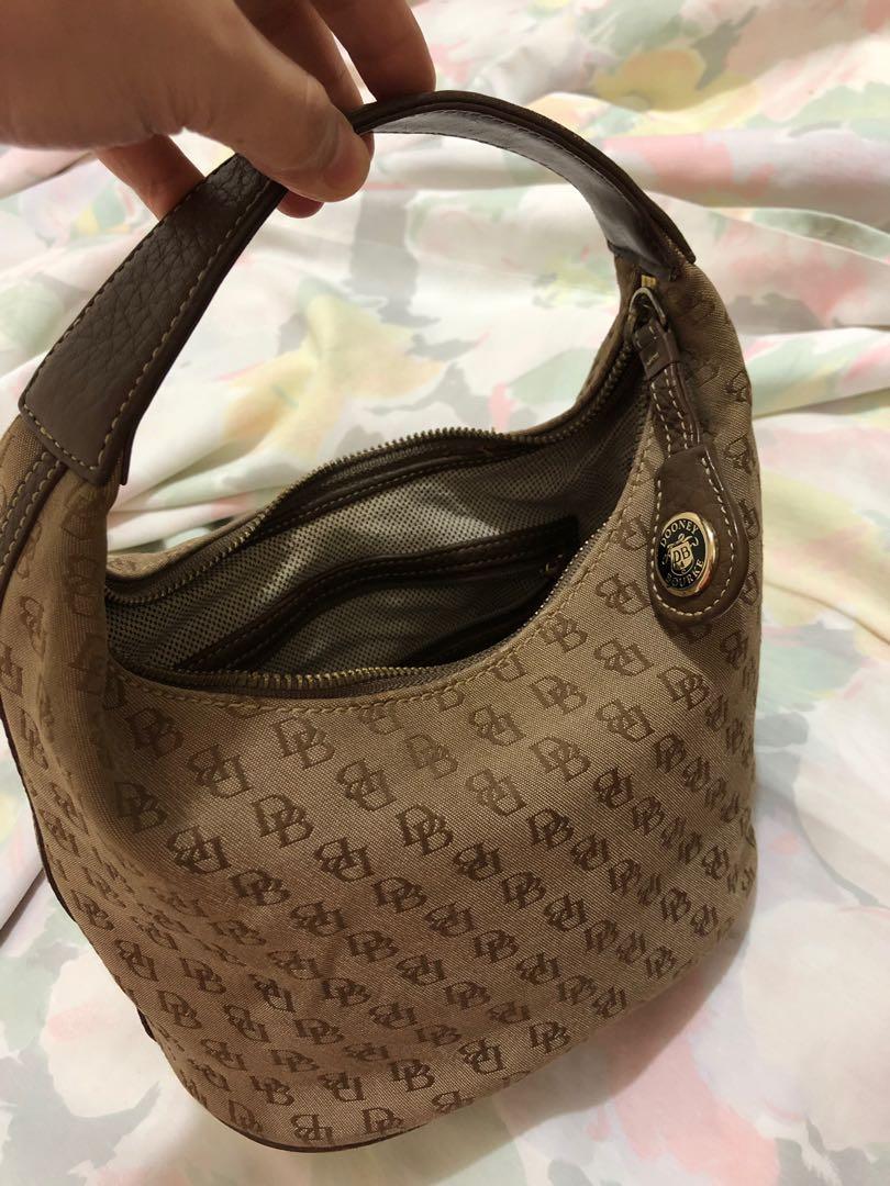 Hand bag (Category: Luxury Bags & Wallets) located in Paranaque City. Submitted by qtrendsglamour (Listing ID 236809807, Image 1). Description: Very nice classsy fashionable can be paired with any outfit, sneakers or sandals Small hand bag leather handle no to swap no meet up add SF MOP: BDO.