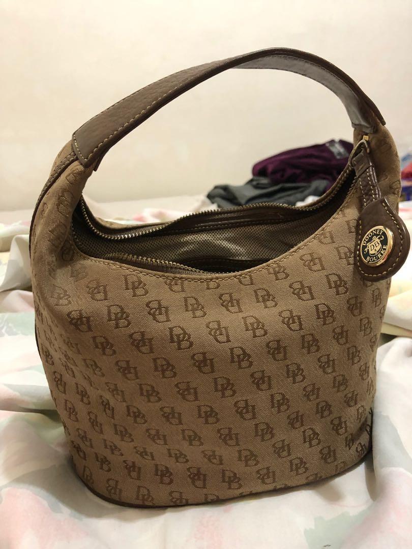 Hand bag (Category: Luxury Bags & Wallets) located in Paranaque City. Submitted by qtrendsglamour (Listing ID 236809807, Image 2). Description: Very nice classsy fashionable can be paired with any outfit, sneakers or sandals Small hand bag leather handle no to swap no meet up add SF MOP: BDO.