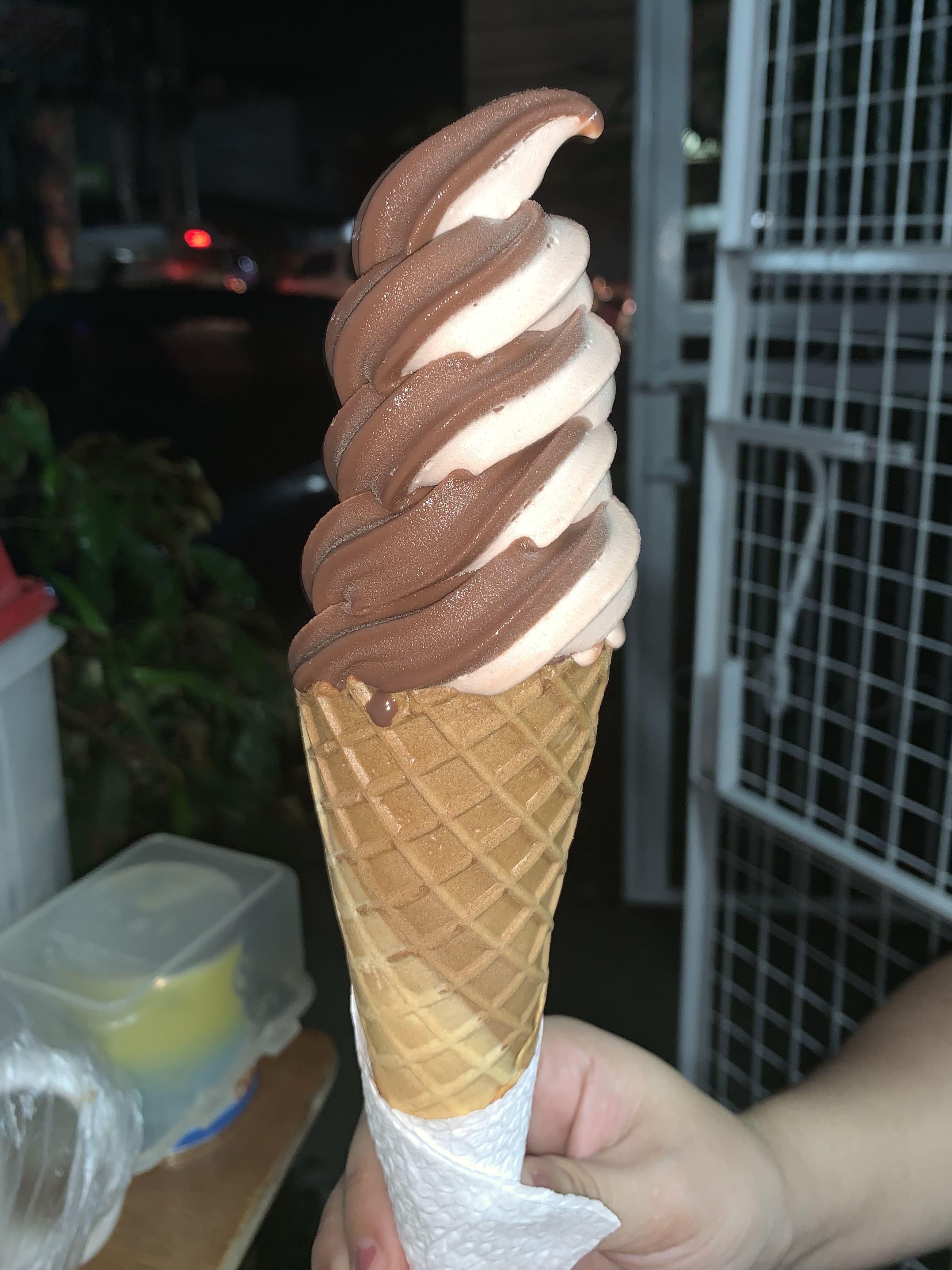 Ice cream Machine (Category: Ice-cream Makers) located in Cavite. Submitted by cams12xx (Listing ID 236770390, Image 2). Description: Rfs: Busy and hindi maasikaso dahil working na kami lahat. Mixed flavor yung gitna Binili namin sa duty free. Montgomery brand God bless! .