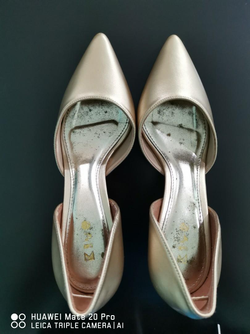 Gold heels clearance size 6