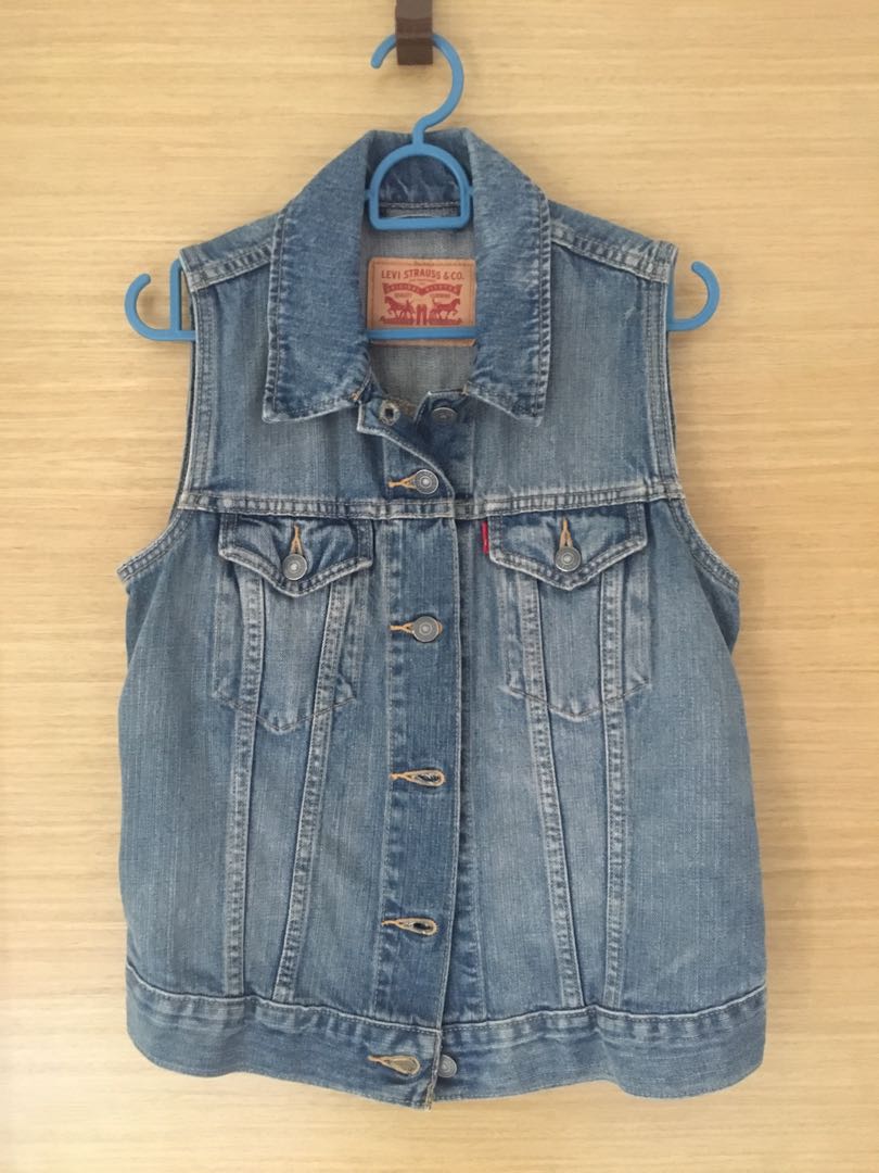 Levi Denim Vest (Women's), Women's Fashion, Coats, Jackets and Outerwear on  Carousell
