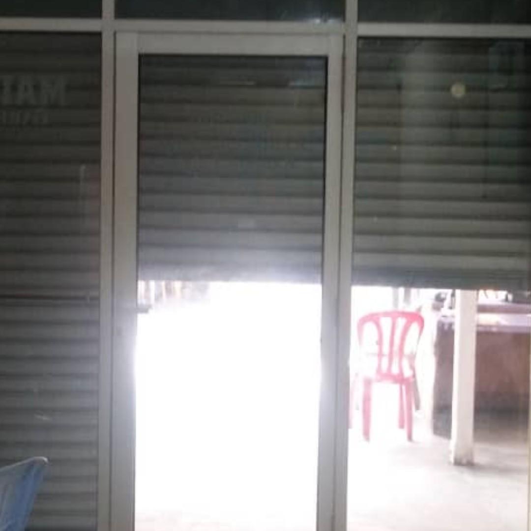 Set Dinding Cermin Hadapan Kedai Kaca Aluminium Tanpa Pintu Cermin Property For Sale On Carousell