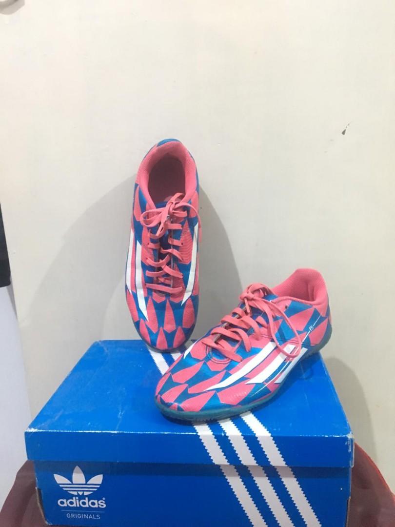 Sepatu Futsal Adidas Olah Raga Perlengkapan Olahraga Lainnya Di Carousell