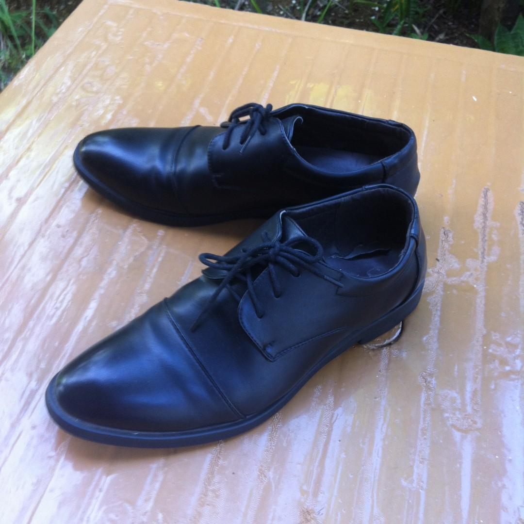 SFM men leather shoes Size 44. In good condition., Everything Else on  Carousell