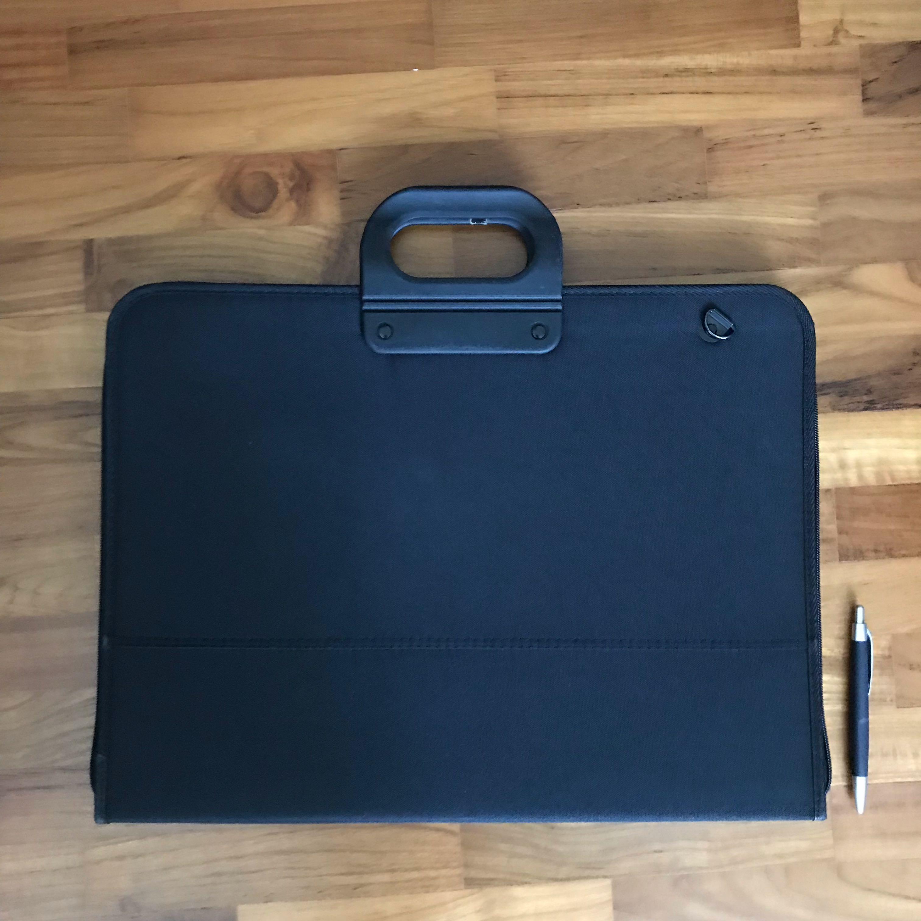 A3 carry case with clearance handle