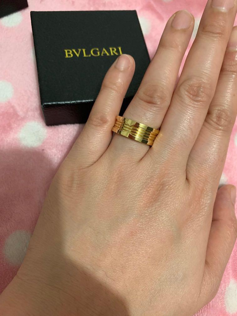 bvlgari ring on finger