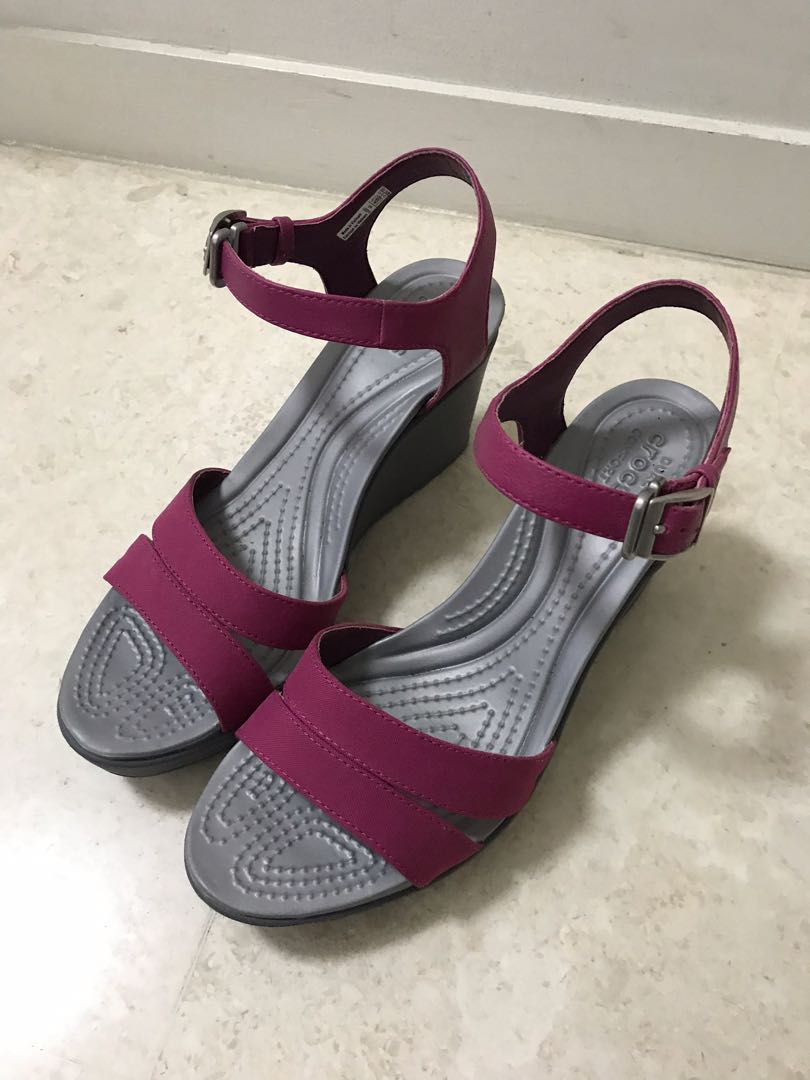 crocs leigh ii ankle strap wedge size 7