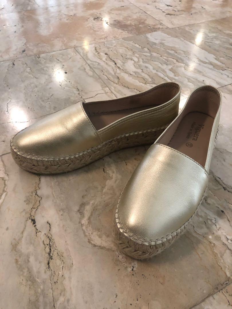 Viguera Espadrille Shoes (Category: Loafers) located in Las Pinas. Submitted by salebox (Listing ID 236885928, Image 3). Description: Viguera Espadrille Gold Shoes Brandnew 💯 Bought in Spain Size 39 #prelovedph #prelovedphilippines #prelovedphforsale #forsaleph #brandedph #brandedclothesph.