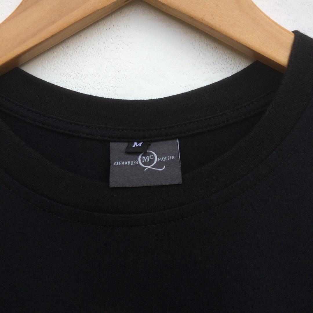 A Mcqueen (Category: Tshirts & Polo Shirts) located in Dungun. Submitted by wan_azhar12 (Listing ID 237092113, Image 3). Description: Alexander mcqueen tee Item bundle Saiz/Size= 18/27” Harga=50 Postage=Rm5 Kondisi 9.5/10 *Note=Pengeposan 2 Kali Seminggu SAHAJA *Setiap Hari AHAD&RABU Sahaja,Harap MAKLUM!!!! *Using Pos Laju,Usually it takes 1-4 working day to arrives. *Booking Maxima 3Hari Shja. *For detail Boleh Call/SMS Www.wasap.my/601110238009