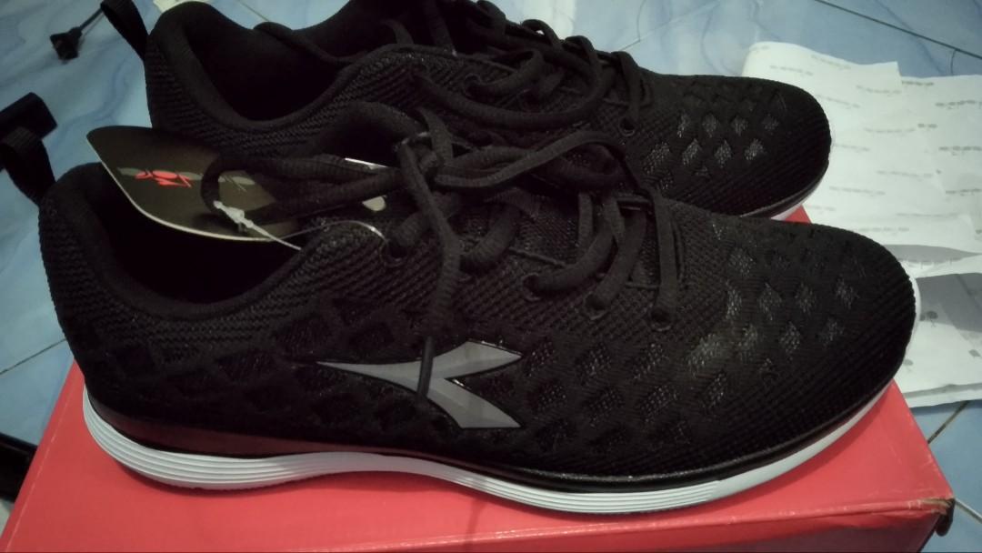 Sepatu Sport Casual Diadora Original Size 43 Olah Raga Perlengkapan Olahraga Lainnya Di Carousell