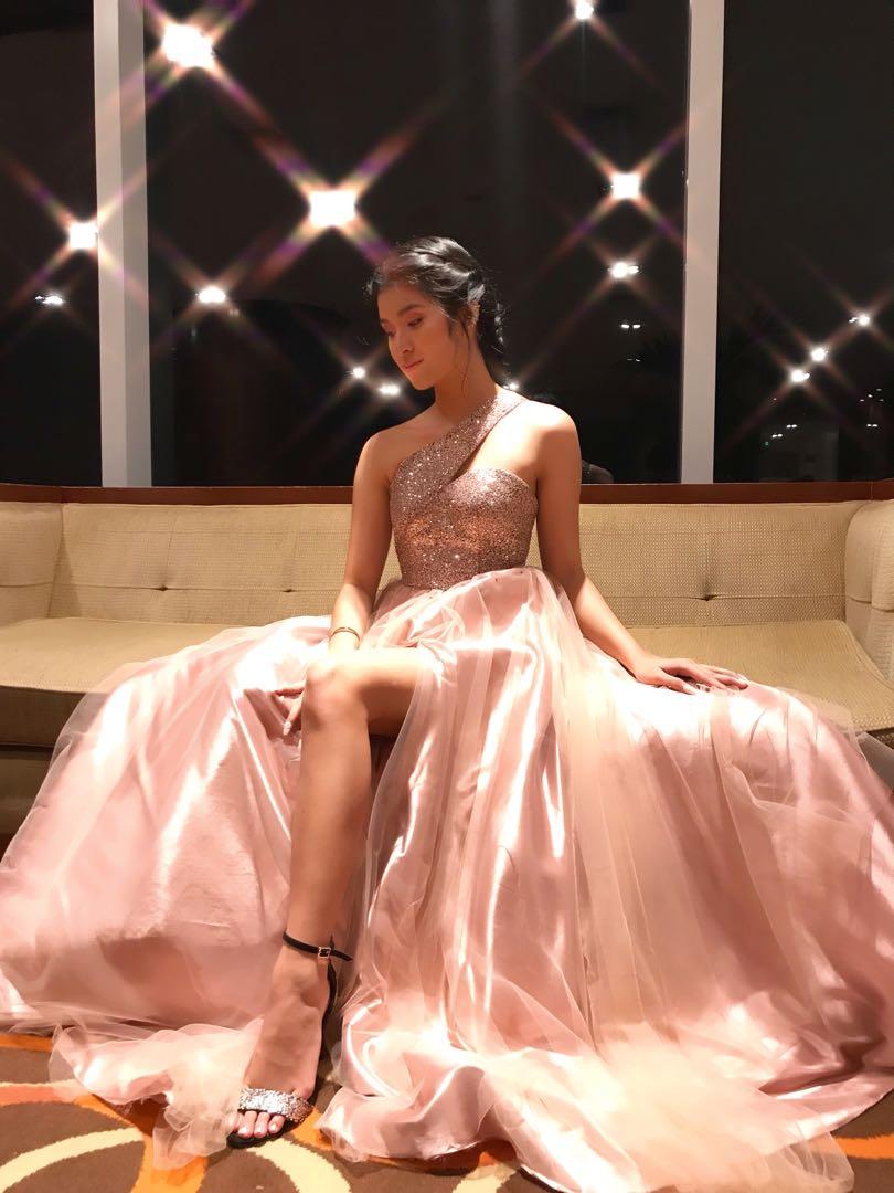 Glittered Top Blush Pink Gown FOR RENT (Category: Evening dresses & gowns) located in Quezon City. Submitted by emanuellemarie (Listing ID 237172261, Image 1). Description: Glittered Top Blush Pink Gown FOR RENT - Rental fee: 2,500 with additional 2,500 for security deposit (2,500 will be returned when the gown is given back) - used once for my graduation ball - very trendy - you’ll surely stand out wearing this gown 🤩 *Must be returned within 5