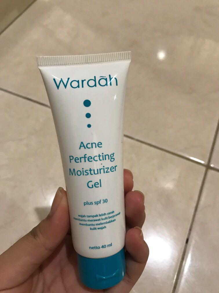 Wardah acne deals perfecting moisturizer gel