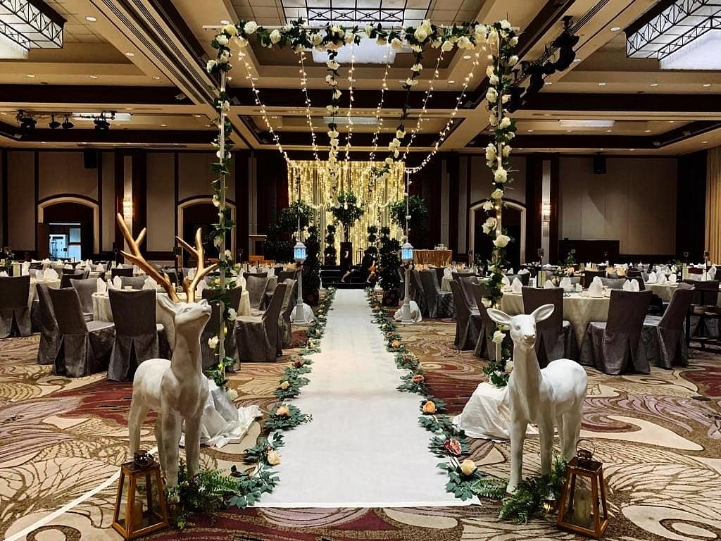 Wedding overhead fairylights walkin aisles deco, Lifestyle Services
