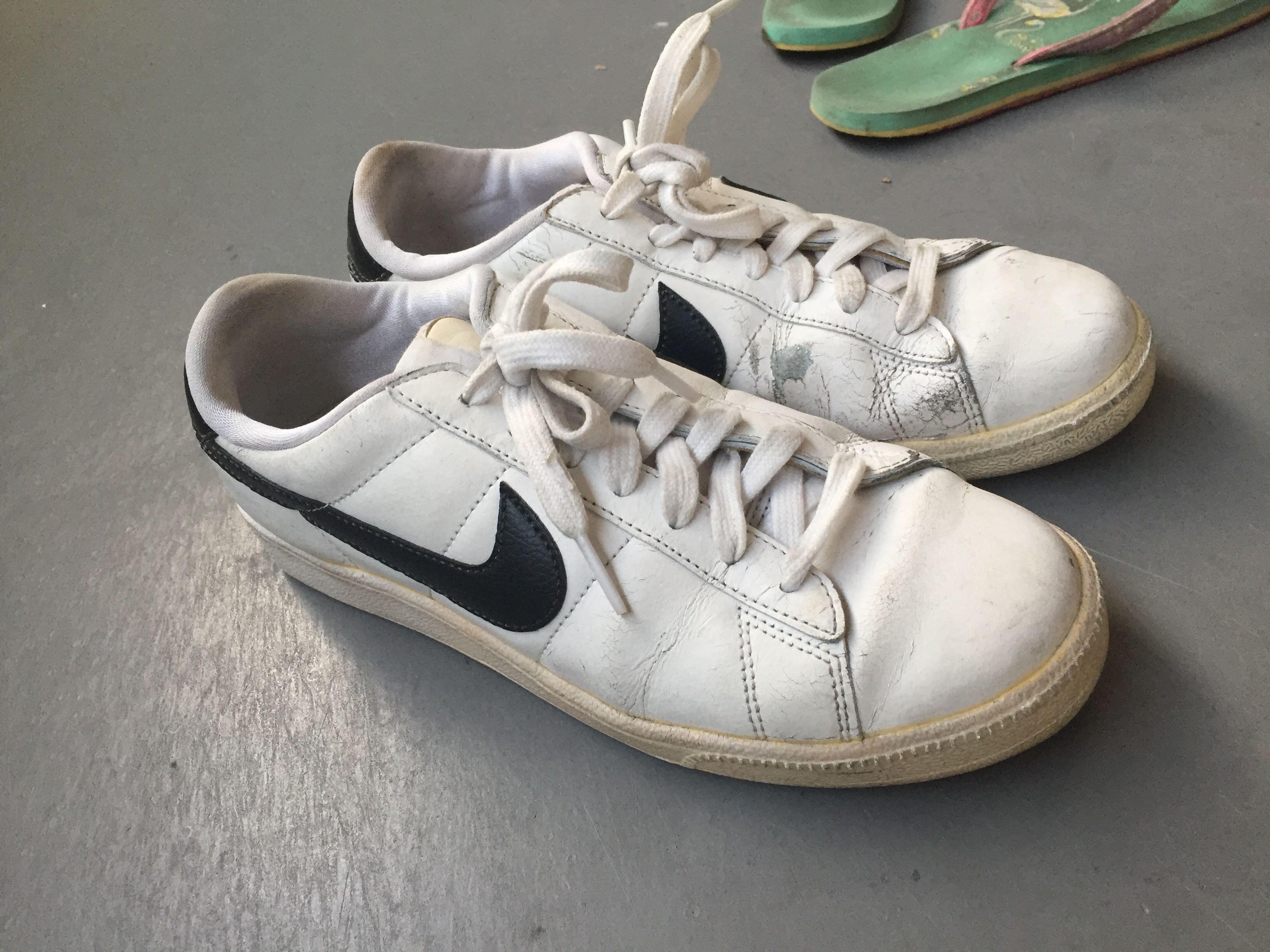 old white nike shoes