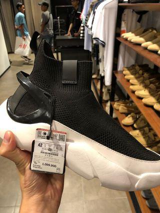 Zara shoes (not bershka not adidias not pull&bear not h&m)