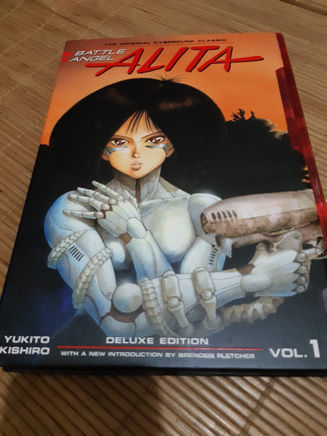 Battle Angel Alita Deluxe Edition Volume 1, Hobbies & Toys, Books - Battle Angel Alita Deluxe Edition 1