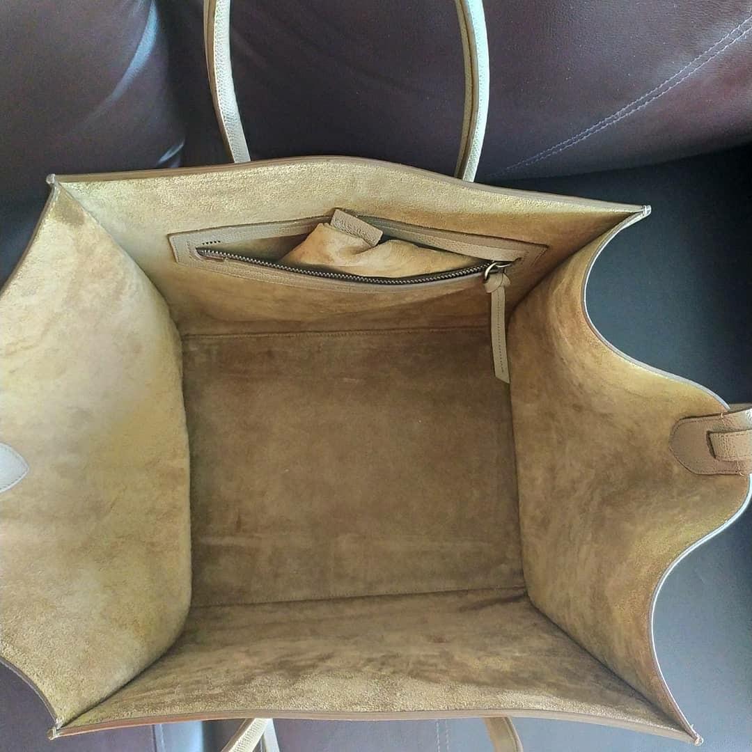 Celine phantom etoupe handbag (Category: Luxury Bags & Wallets) located in Mandaluyong City. Submitted by diamantebykc (Listing ID 237371086, Image 2). Description: Celine phantom medium etoupe drummed leather Mint condition Meet up megamall 09178947381 Instagram at diamantebykc 95,000.