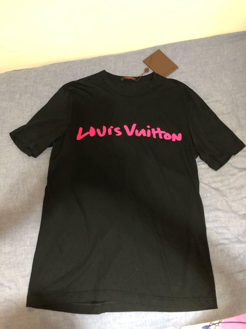 LV Louis Vuitton Tee (Stephen Sprouse graffiti), 男裝, 外套及戶外衣服- Carousell