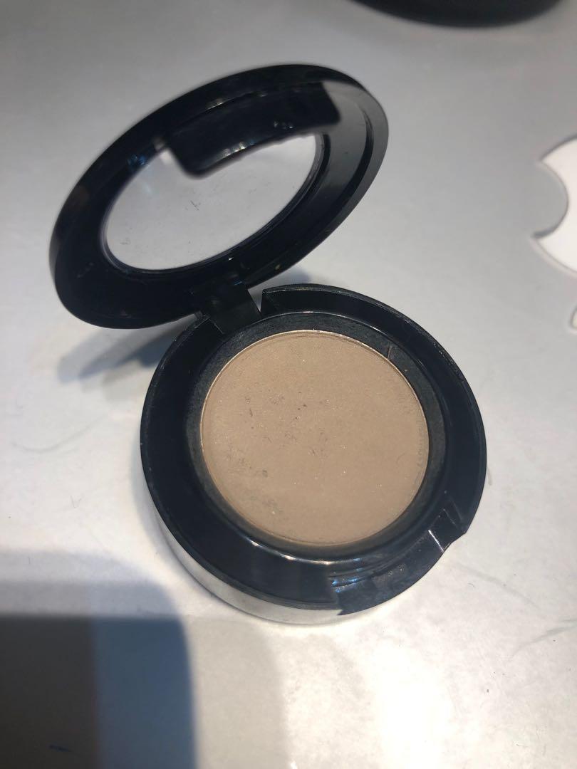 use eyeshadow as contour