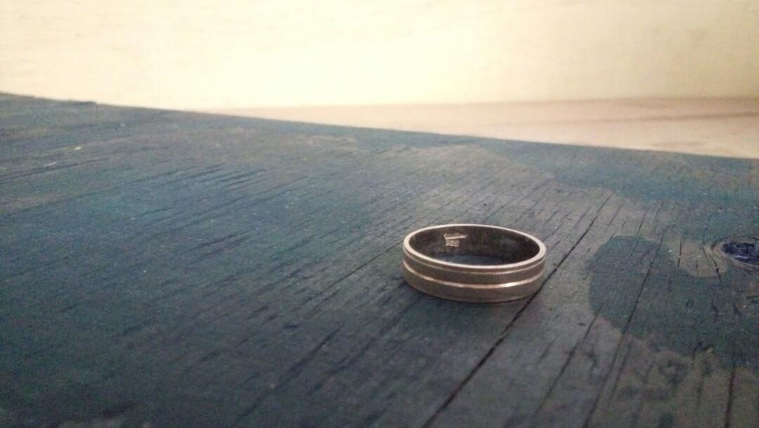 925 silver ring singsing (Category: Rings) located in Santa Rosa. Submitted by malakhayael (Listing ID 237648646, Image 1). Description: Preloved ring singsing. 925 silver ring. Meet up only..