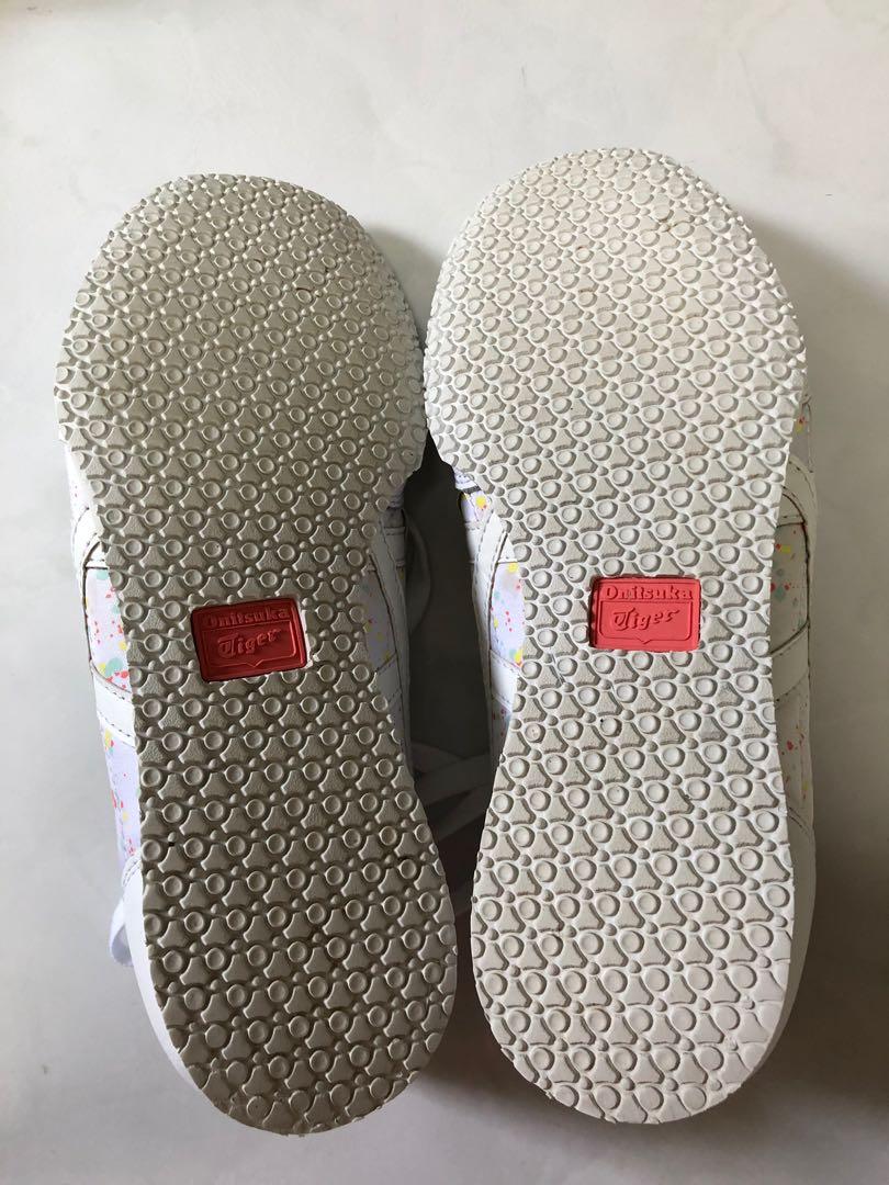Authentic Onitsuka tiger floral (Category: Sneakers) located in Singapore. Submitted by angelbbangel (Listing ID 237714528, Image 2). Description: Very lady like sneakers. Worn less than 5 times as can see from the external sole. Slightly too small for me. Bought $130 Condition 9/10.