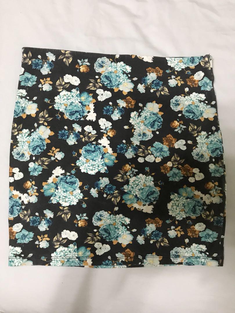 Pull & Bear (Category: Skirts) located in Singapore. Submitted by yaypotatoes (Listing ID 237759463, Image 1). Description: Pull & Bear Mini Skirt, material is stretchable. L35cm x 32 cm waist, 34cm waist (measured flat) .