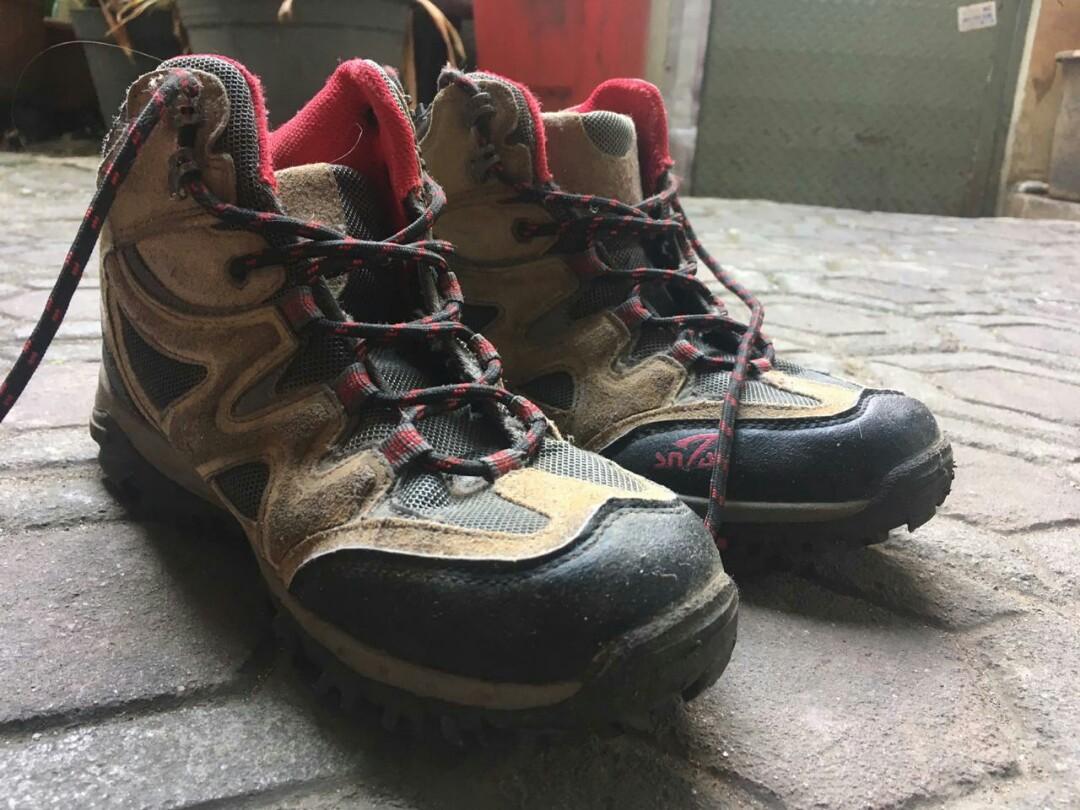 Sepatu Gunung Hiking Outdoor Merk Snta Olah Raga Perlengkapan Olahraga Lainnya Di Carousell