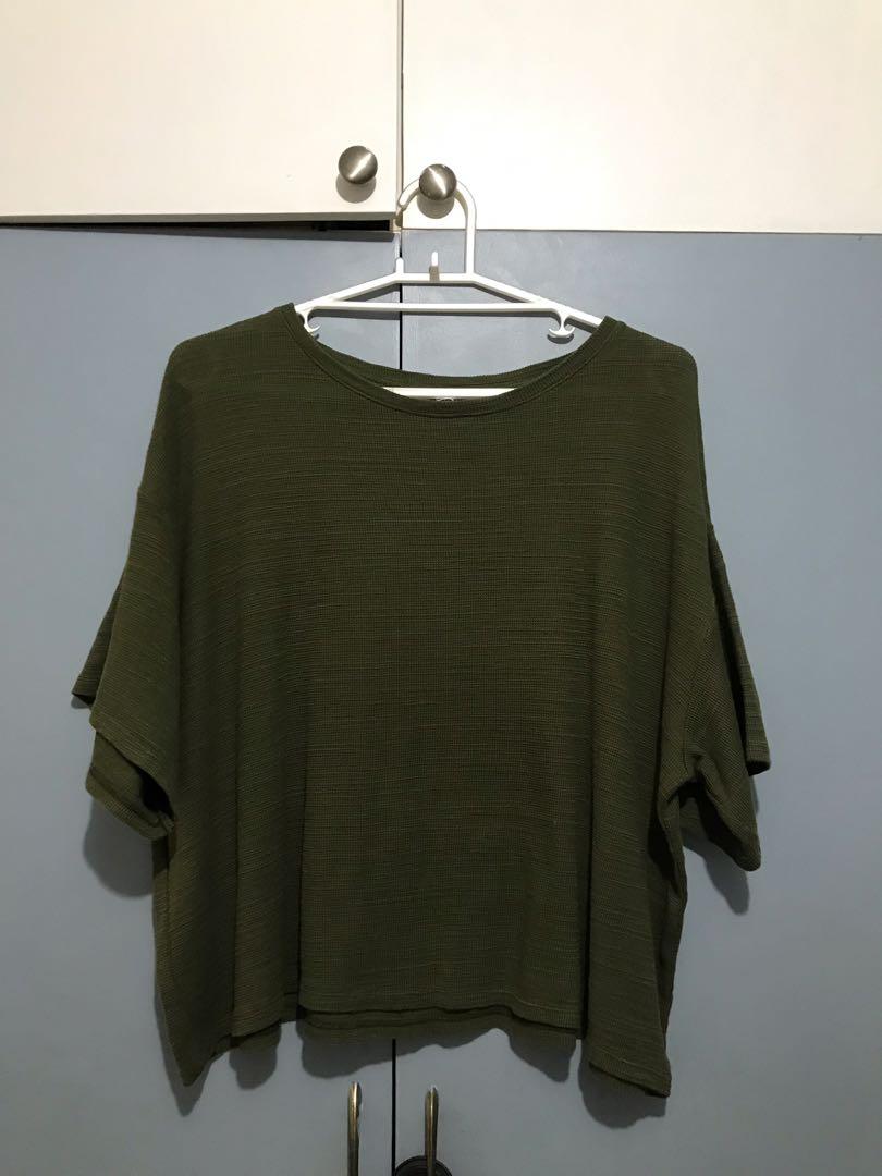 Uniqlo Green Waffle Top (Category: Longsleeves) located in Muntinlupa City. Submitted by andreadaniela (Listing ID 237676077, Image 1). Description: Loose fit. Can fit up to 2XL frames. Worn twice only .
