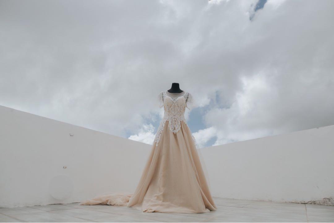 Wedding Gown L to XL (Category: Evening dresses & gowns) located in Paranaque City. Submitted by jnrnd (Listing ID 237665160, Image 2). Description: Wedding gown color: Beige/Nude Beaded already in front with inner corset to shape Bust 35-38 Waist 34-35 as is. no veil no box not yet dry cleaned. preferred pick up so you can fit the gown. #winsunniesface.