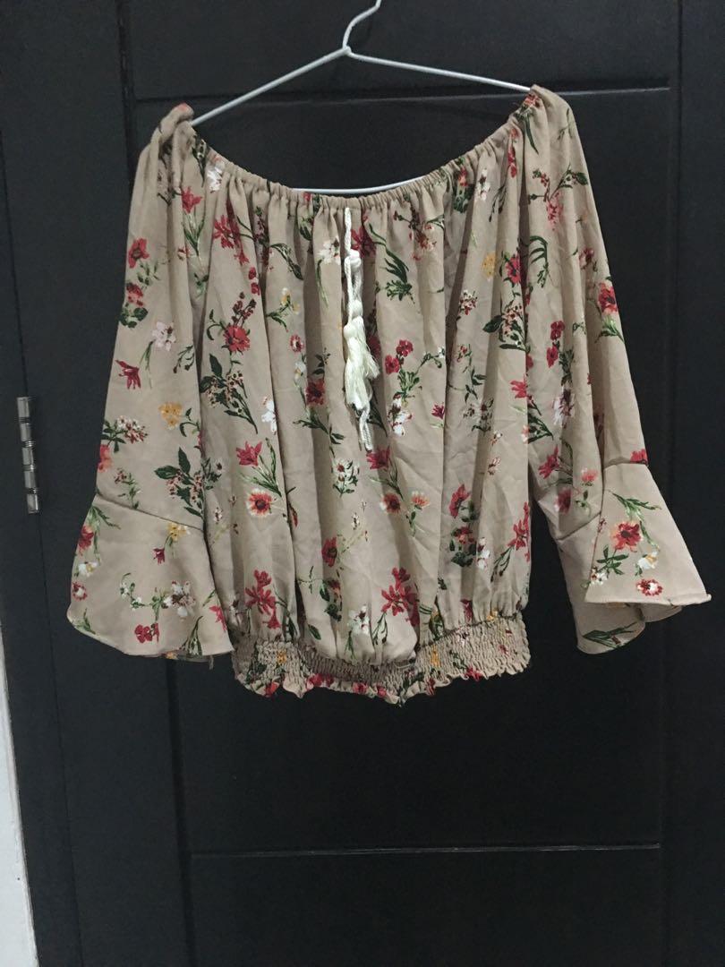 Baju Atasan Blouse Sabrina Crop Top Motif Bunga Fesyen Wanita Pakaian Wanita Atasan Di Carousell