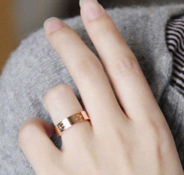Обручальное кольцо шайба фото на руке