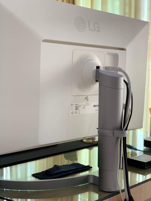 LG 27UK650 27'' Class 4K UHD IPS LED Monitor with HDR 10 [PRISTINE