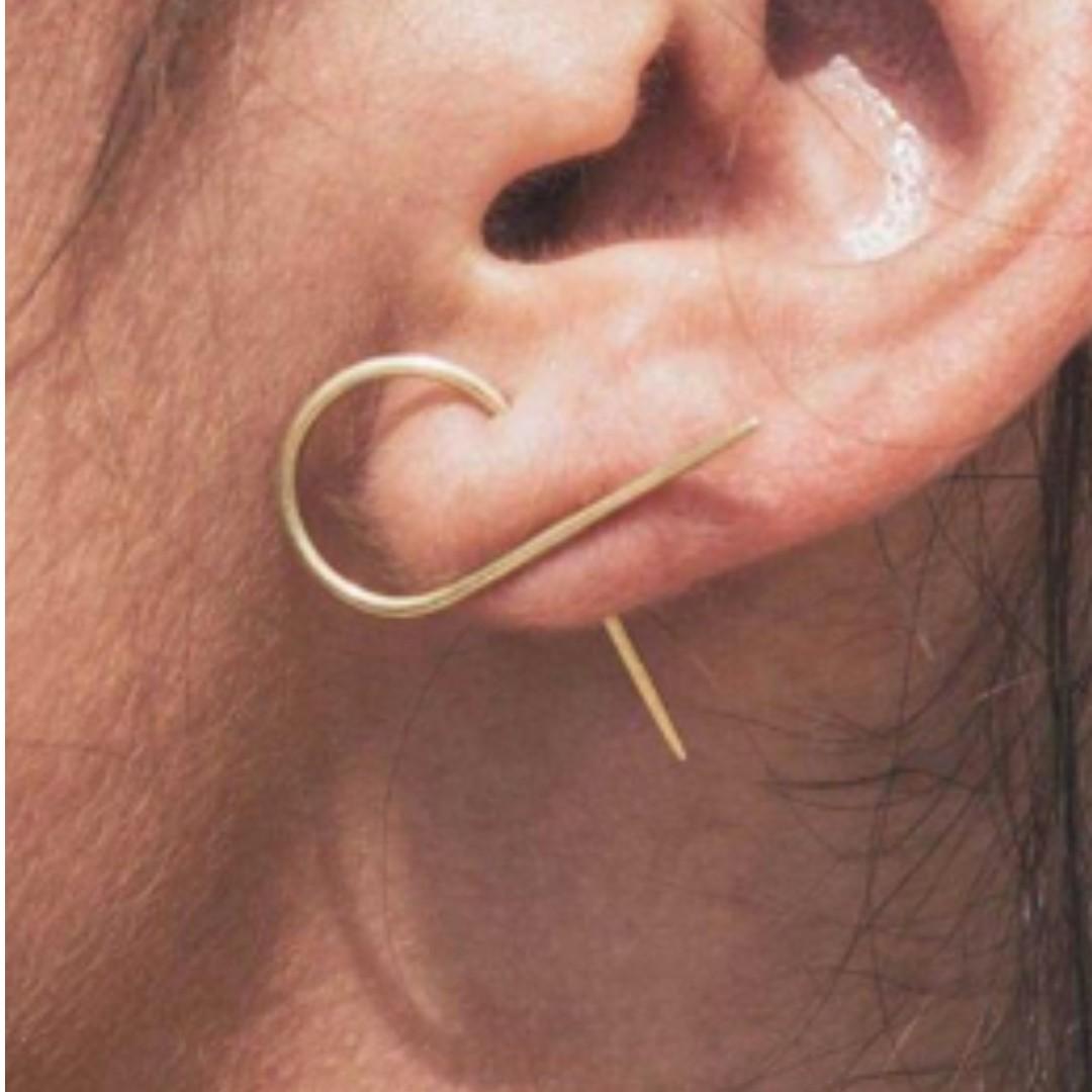 Infinity Wave Stud (Category: Earrings) located in Singapore. Submitted by nattosello (Listing ID 237809267, Image 2). Description: · Colour: Silver · Weight: 1g.