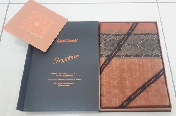 Kain Pelikat Gajah Duduk Signature Men S Fashion Clothes Bottoms On Carousell