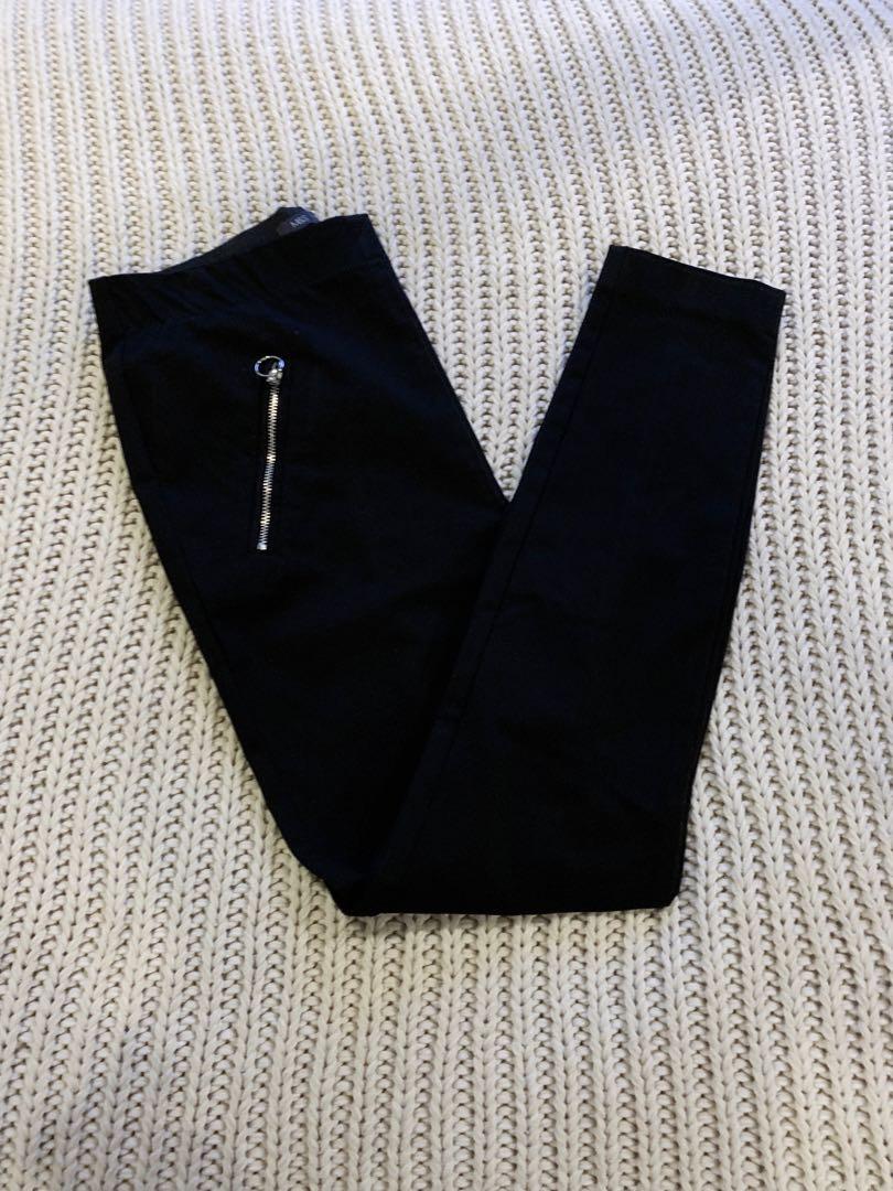 Marks & Spencer Black Jeggings (Category: Jeans) located in Muntinlupa City. Submitted by andreadaniela (Listing ID 238105712, Image 1). Description: Has faux zip pocket detail and fits like leggings/jeggings Great quality and condition!.