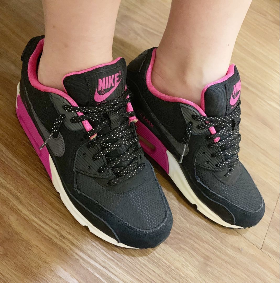 nike black and hot pink shoes