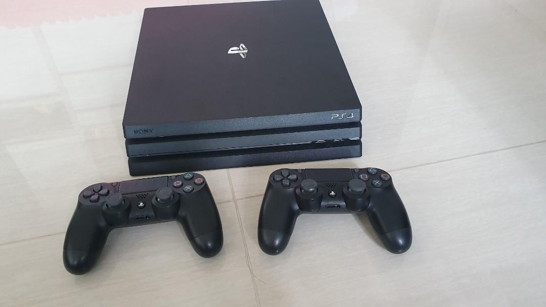 ps4 with 2 controllers and games