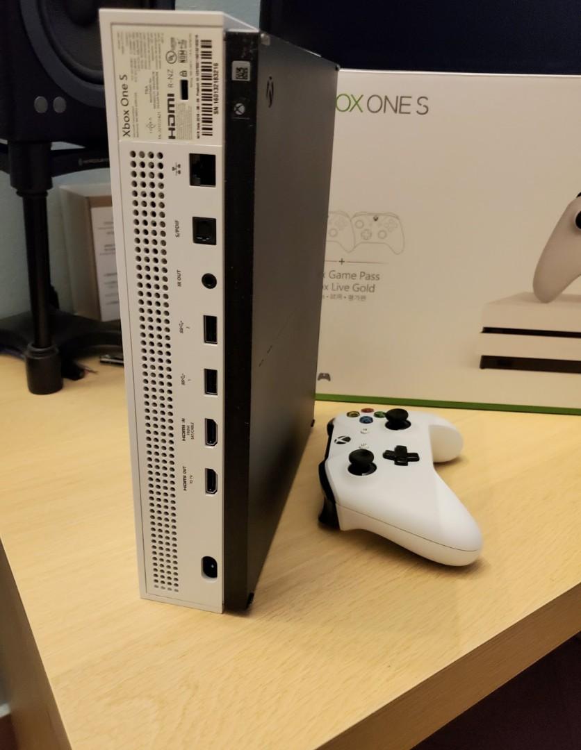 Xbox one s 1tb shop two controllers