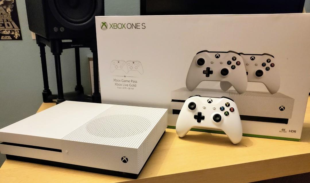 xbox one s two controllers