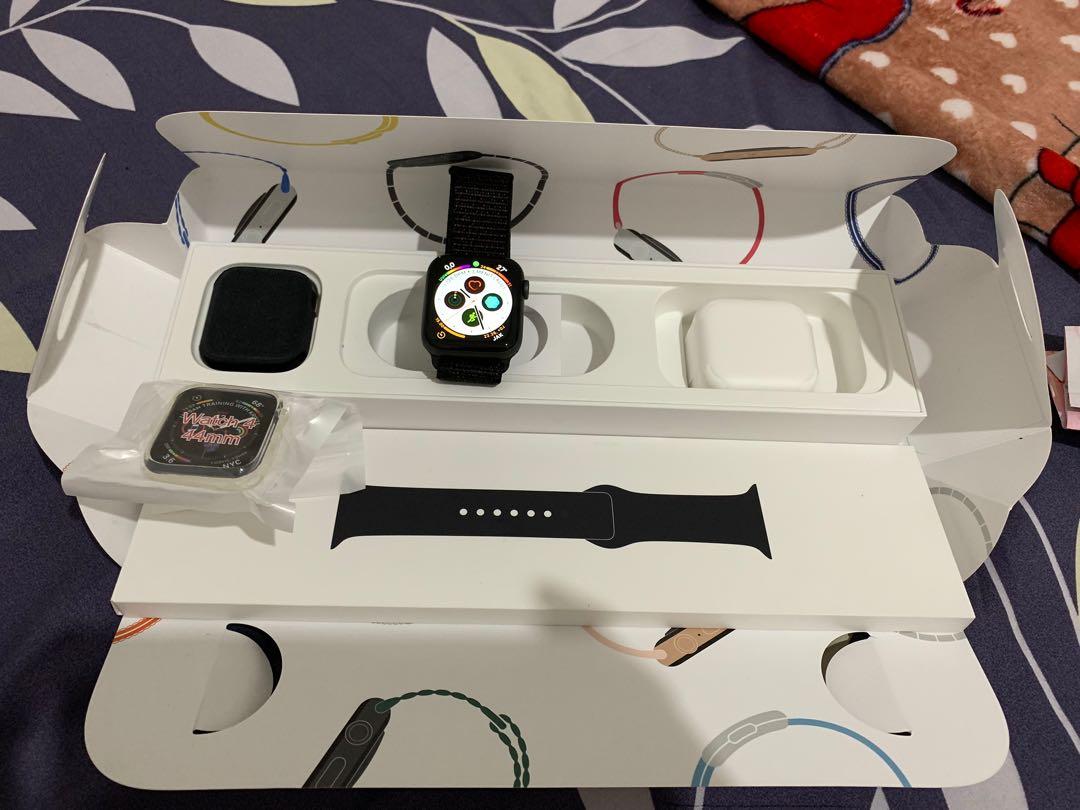 Apple Watch Series 4 44mm (GPS) WARNA HITAM, Barang Mewah, Jam Tangan di  Carousell