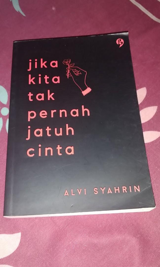 Jika Kita Tak Pernah Jatuh Cinta By Alvi Syahrin Buku Alat Tulis Buku Di Carousell