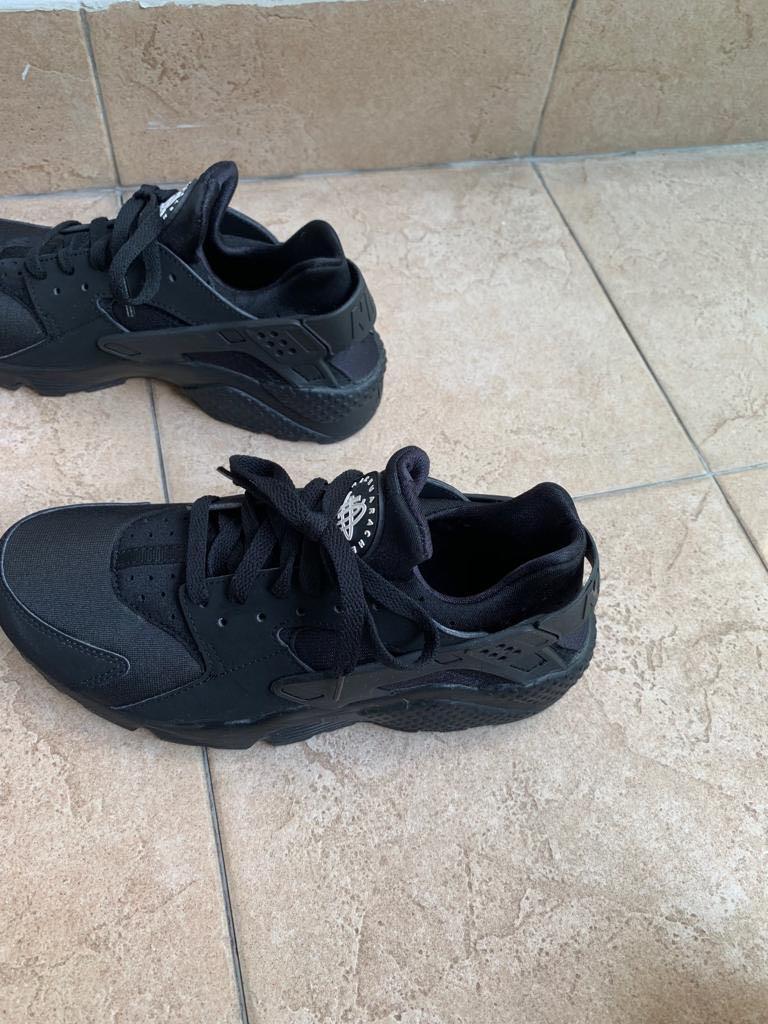 nike huarache triple black