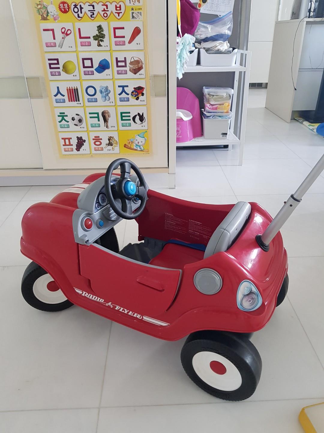 Radio flyer car with push outlet handle